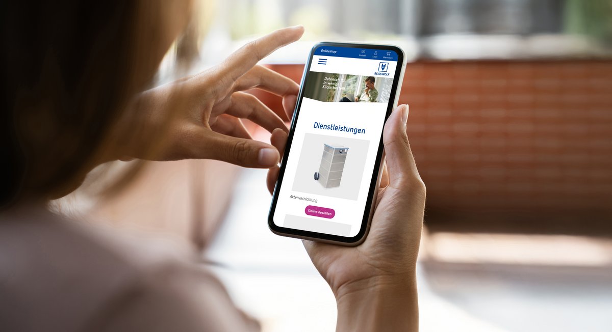 Person nutzt den REISSWOLF-Onlineshop auf einem Smartphone, um Dienstleistungen wie die sichere Aktenvernichtung und das Dokumentenmanagement online zu bestellen.