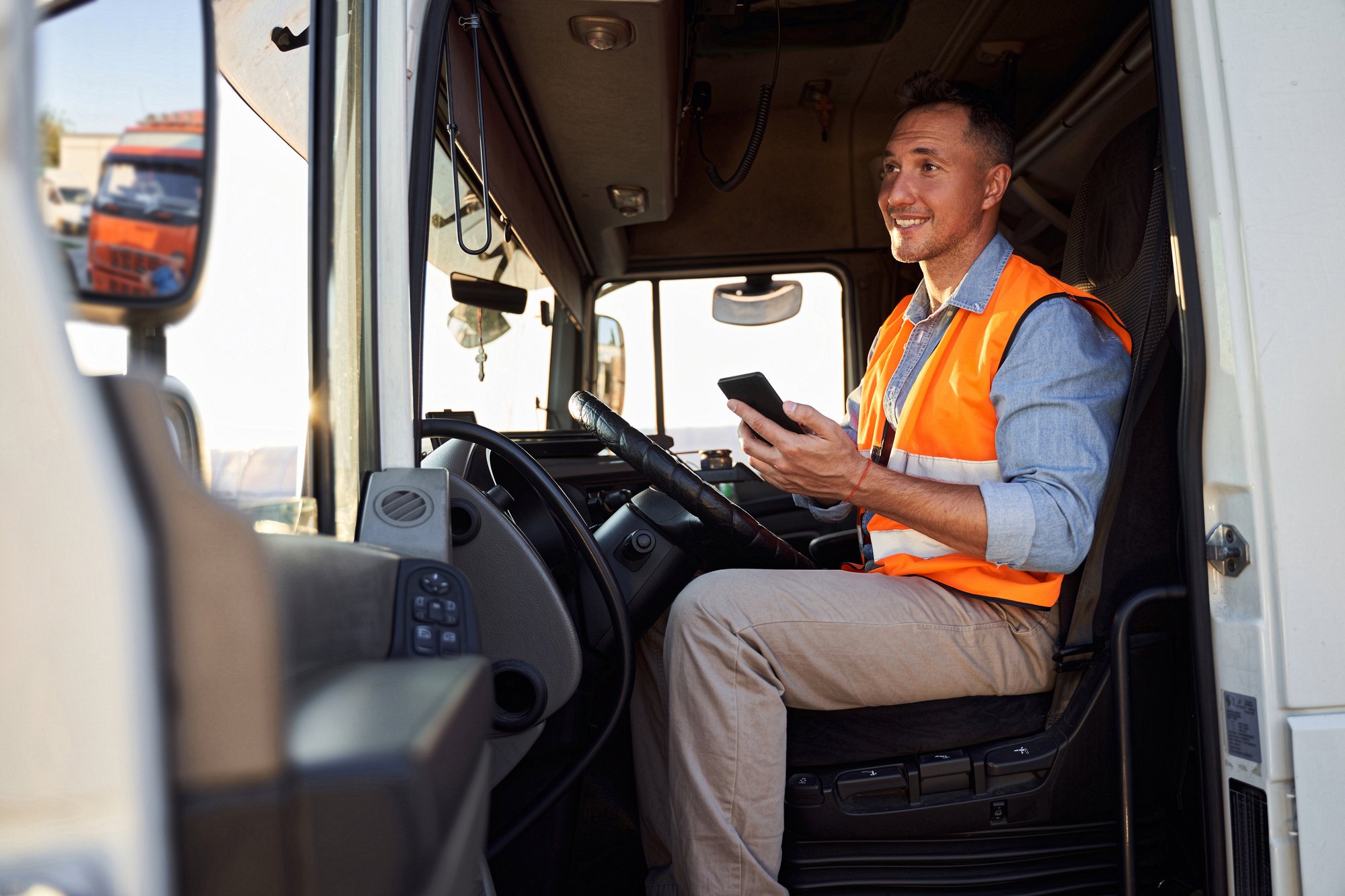 LKW Fahrer am Steuer eines LKW