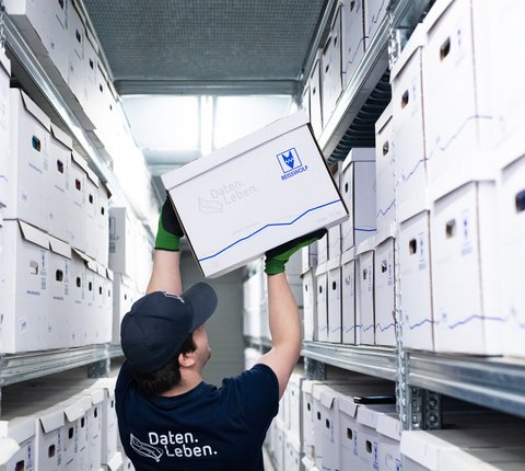 Mitarbeiter in der Archivierung bei REISSWOLF Österreich