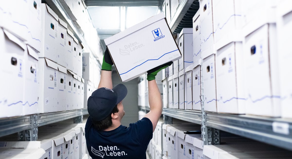 Mitarbeiter in der Archivierung bei REISSWOLF Österreich